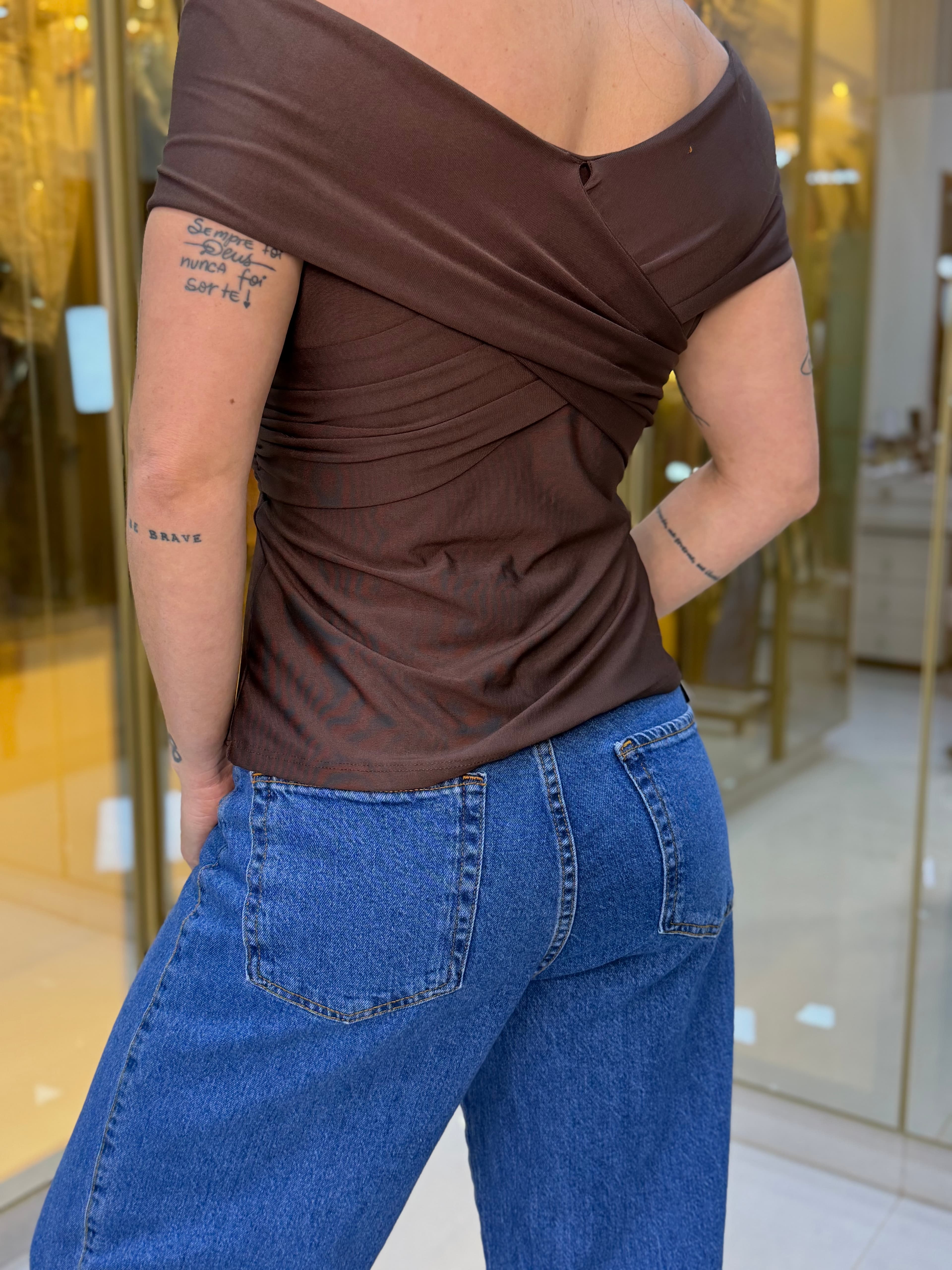BLUSA OMBRO OMBRO MARROM