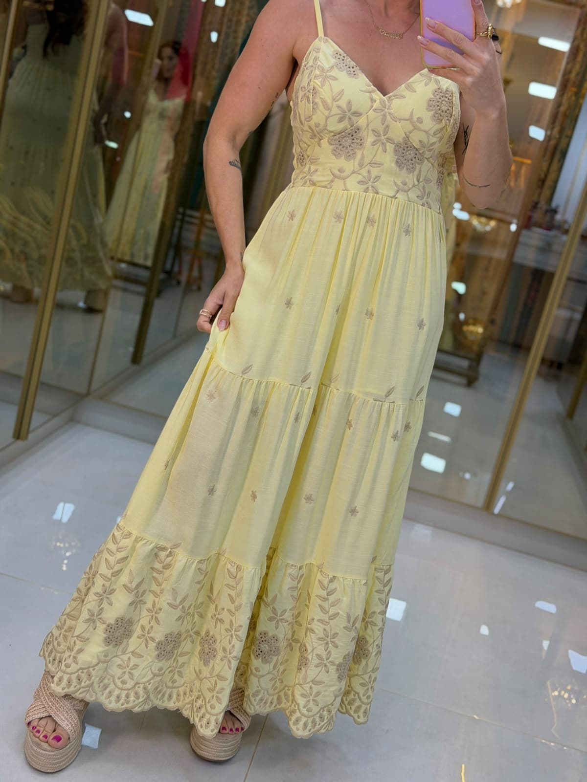 VESTIDO COM BORDADO